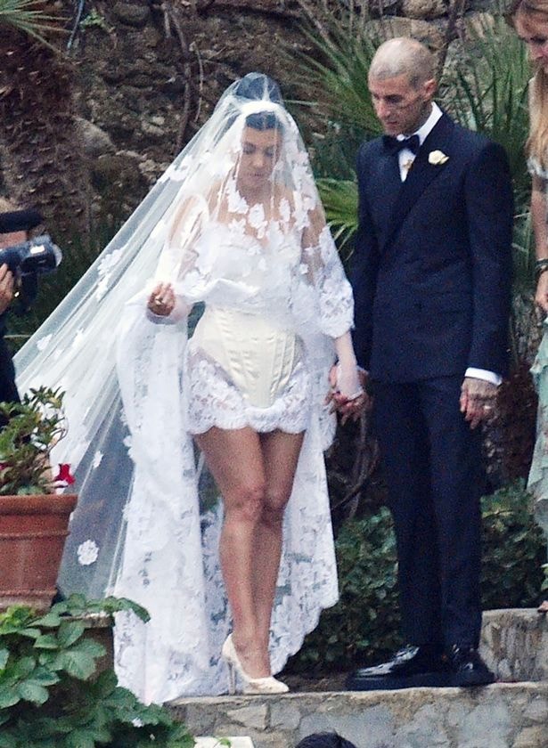kourtney kardashian mac vay ren xuyen thau khi ket hon voi travis barker hinh 2