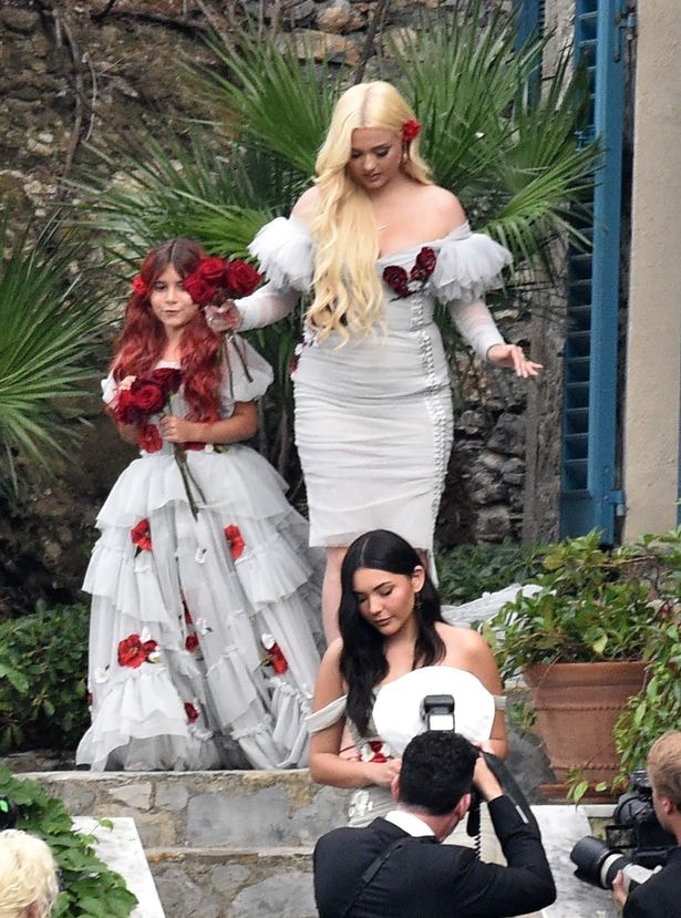 kourtney kardashian mac vay ren xuyen thau khi ket hon voi travis barker hinh 4