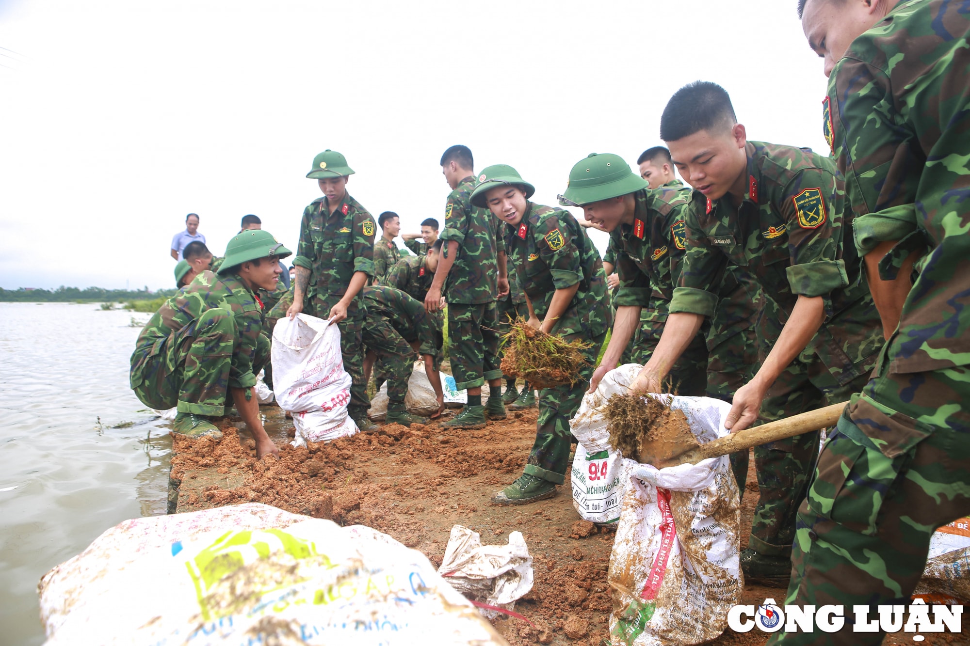 ha noi quan doi cung nhan dan chung tay chong lu bao ve lua xuan hinh 3