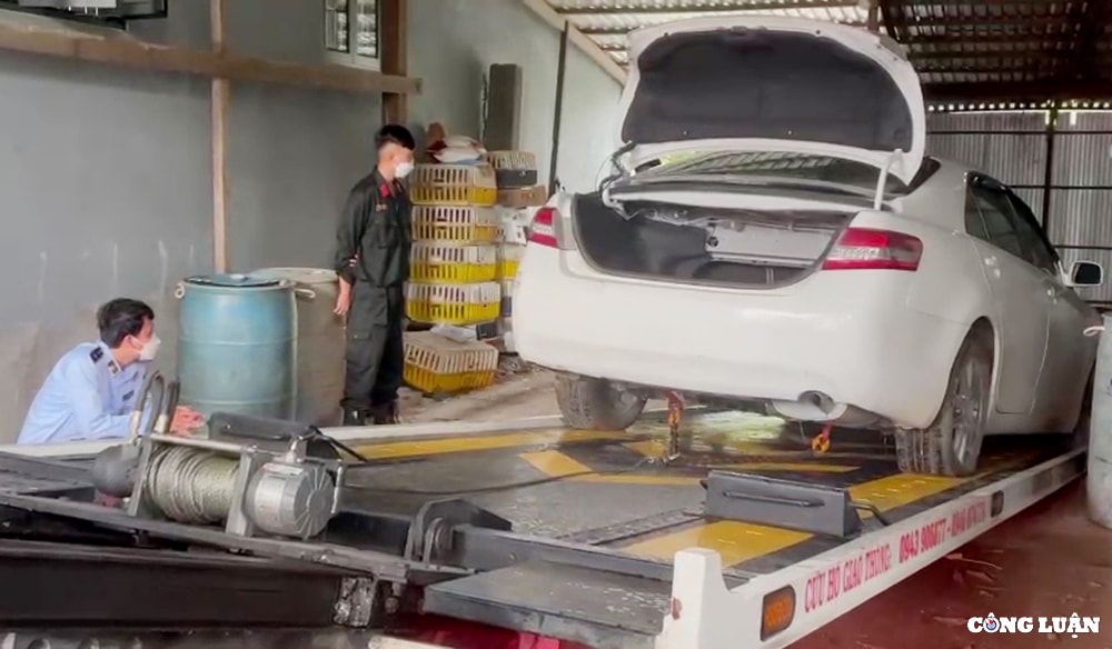 phat hien o to camry trum kin o khu vuc bien gioi hinh 1