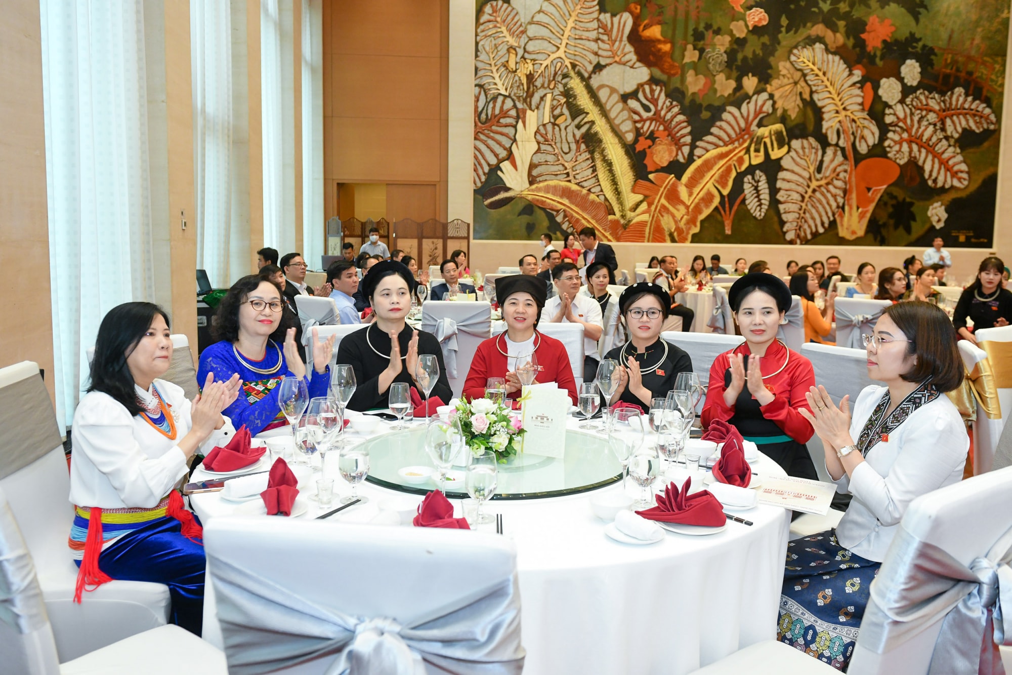 lanh dao dang nha nuoc gap mat dai bieu quoc hoi la dong bao dan toc thieu so hinh 4