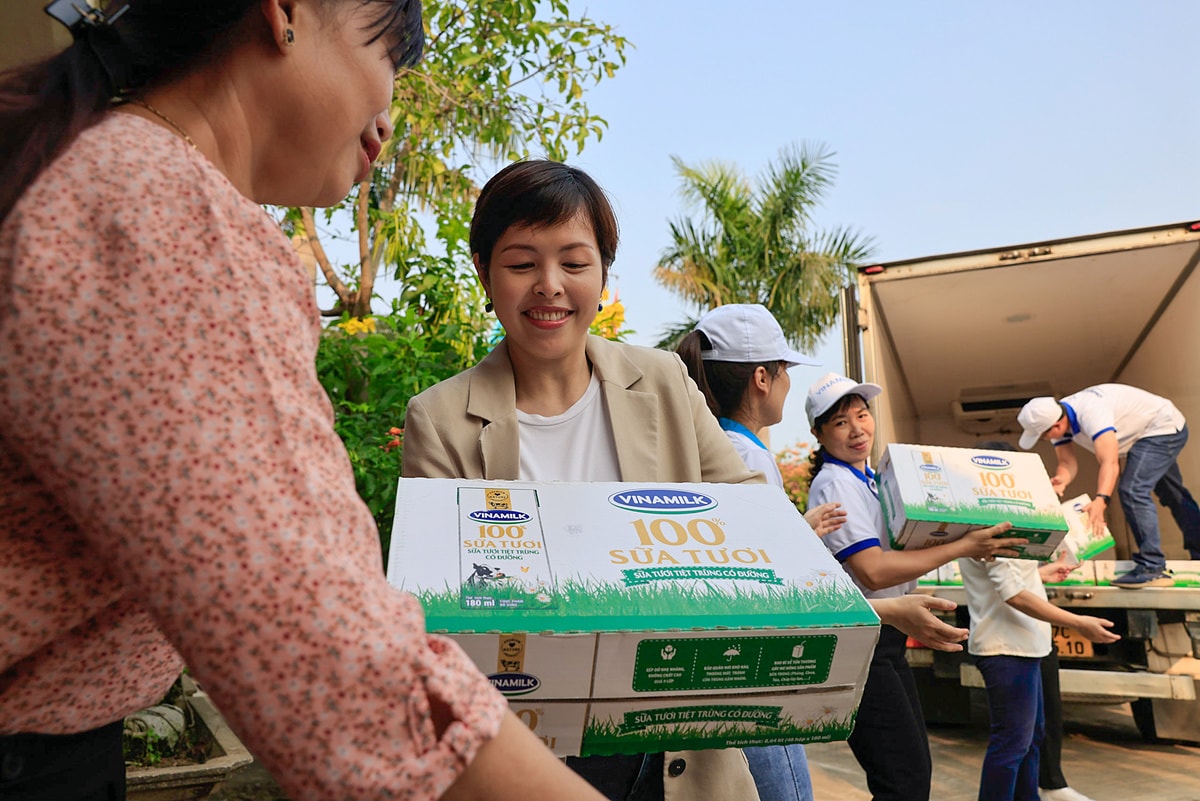 quy sua vuon cao viet nam va vinamilk trao tang 19 trieu ly sua cho 21000 tre em trong nam 2022 hinh 6