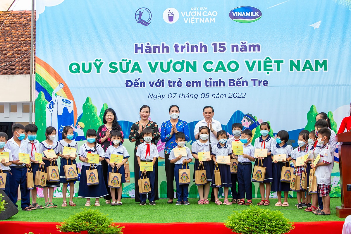 quy sua vuon cao viet nam va vinamilk trao tang 19 trieu ly sua cho 21000 tre em trong nam 2022 hinh 2