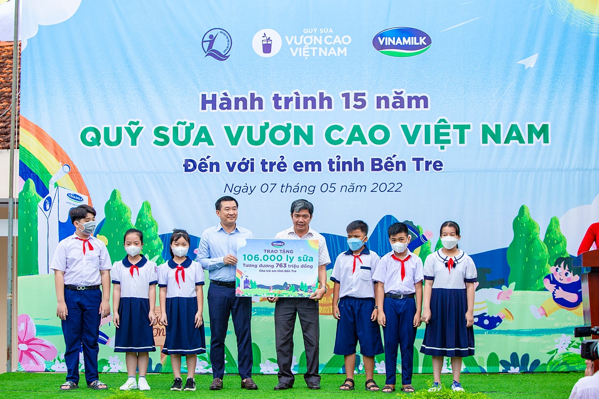 quy sua vuon cao viet nam va vinamilk trao tang 19 trieu ly sua cho 21000 tre em trong nam 2022 hinh 1