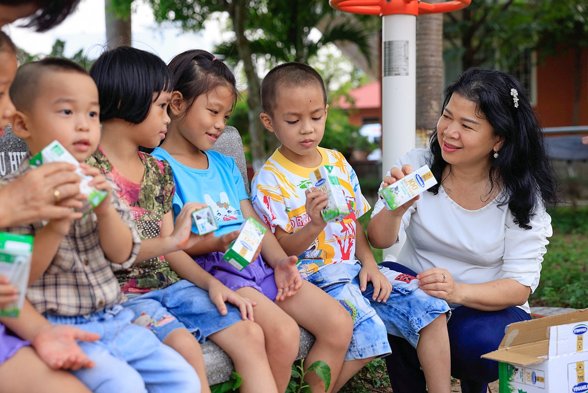 quy sua vuon cao viet nam va vinamilk trao tang 19 trieu ly sua cho 21000 tre em trong nam 2022 hinh 5