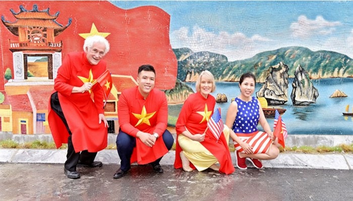 ra mat buc tranh gom tai hien hinh anh di san hai nuoc viet  my hinh 4