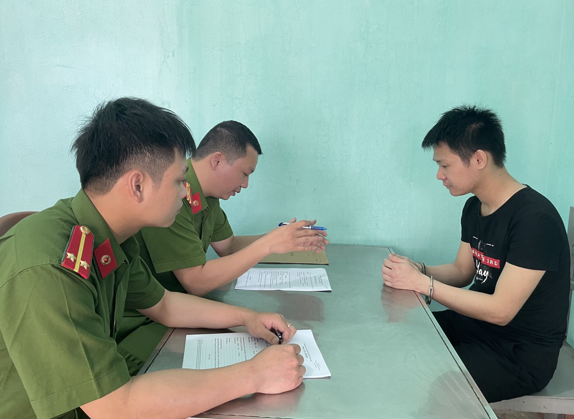 thanh hoa bat giu doi tuong lua ban may cay qua facebook hinh 1
