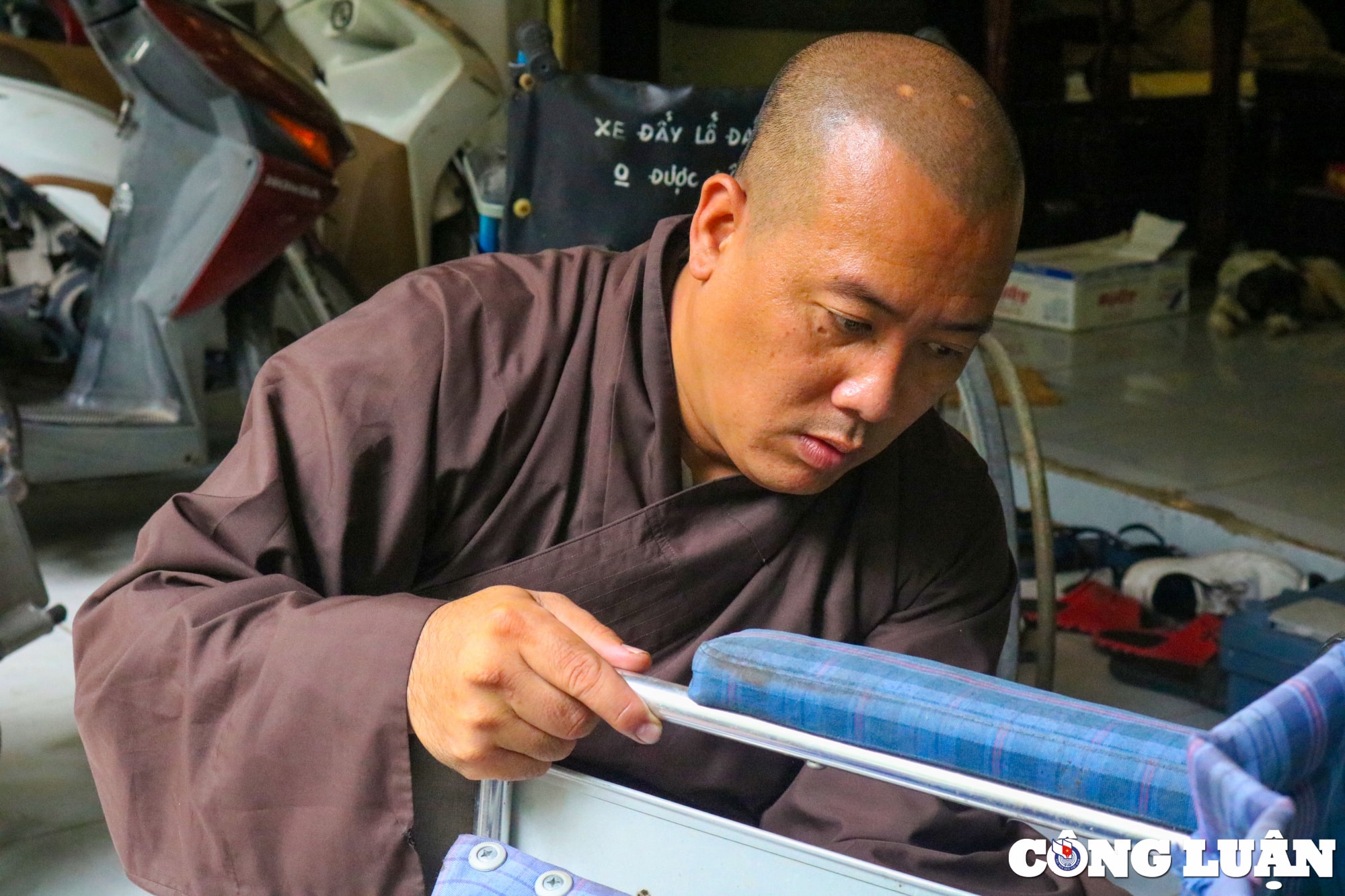 nha su hon 7 nam theo duoi hanh trinh trao doi chan cho nguoi khuyet tat hinh 16