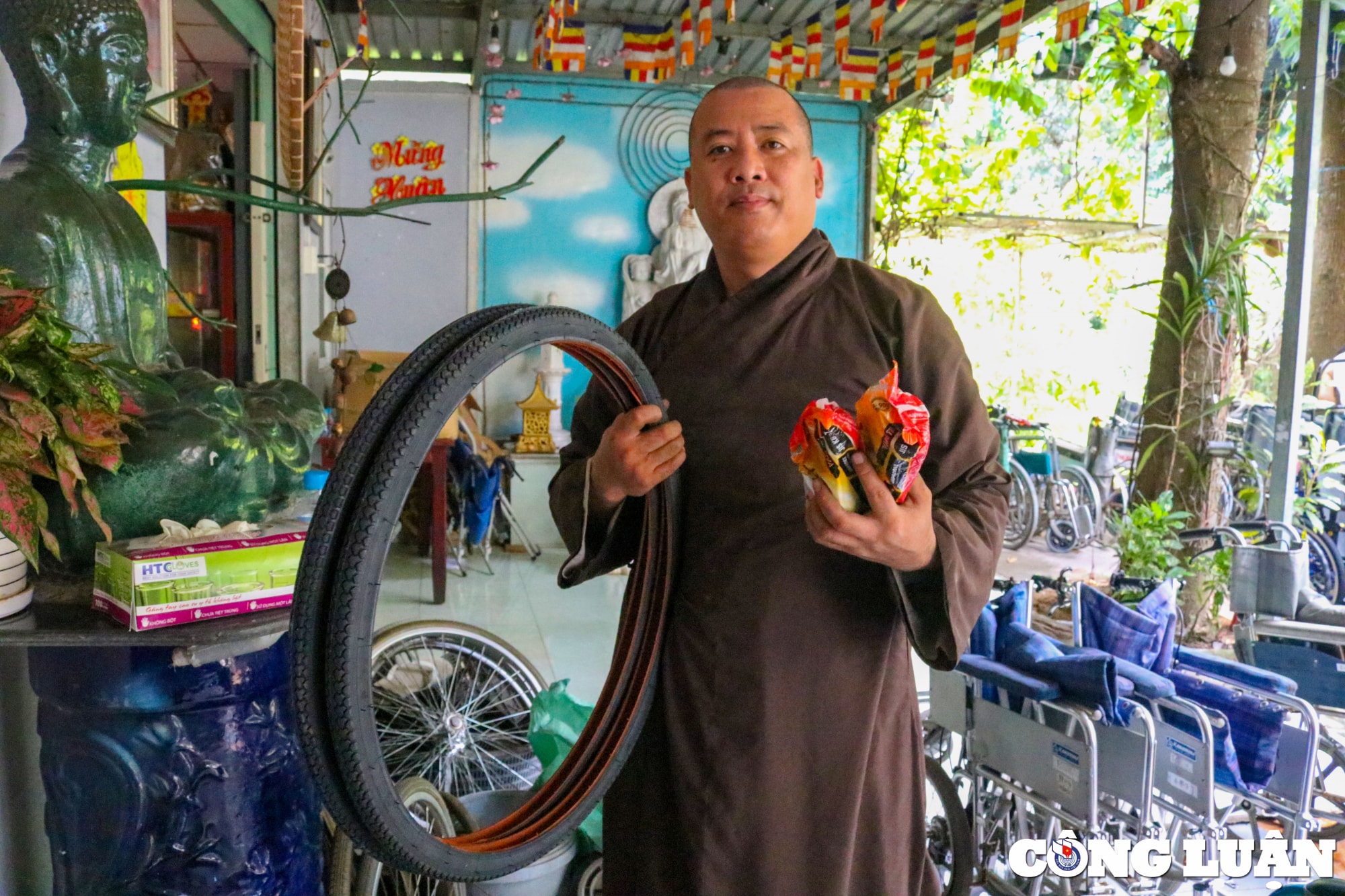 nha su hon 7 nam theo duoi hanh trinh trao doi chan cho nguoi khuyet tat hinh 17