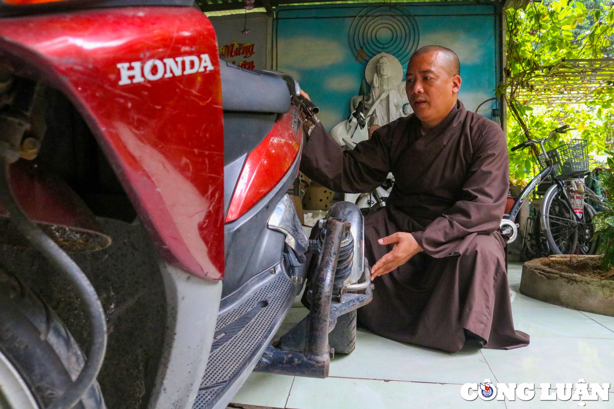 nha su hon 7 nam theo duoi hanh trinh trao doi chan cho nguoi khuyet tat hinh 2