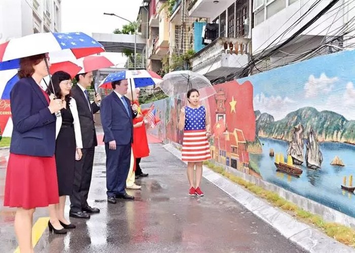 ra mat buc tranh gom tai hien hinh anh di san hai nuoc viet my hinh 1