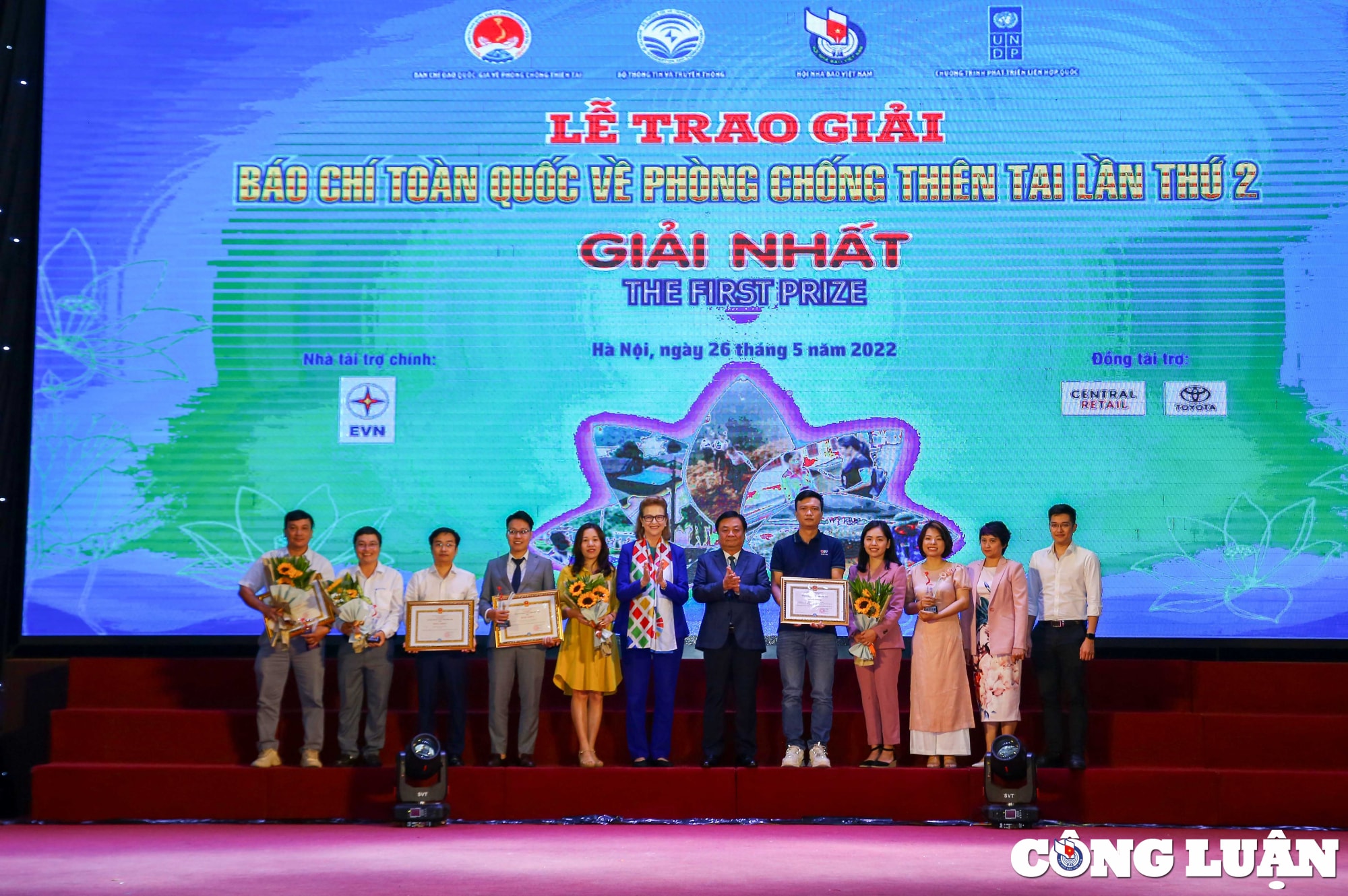 ton vinh cac tac pham phan anh chan thuc hien trang tac dong dien bien cua thien tai hinh 1