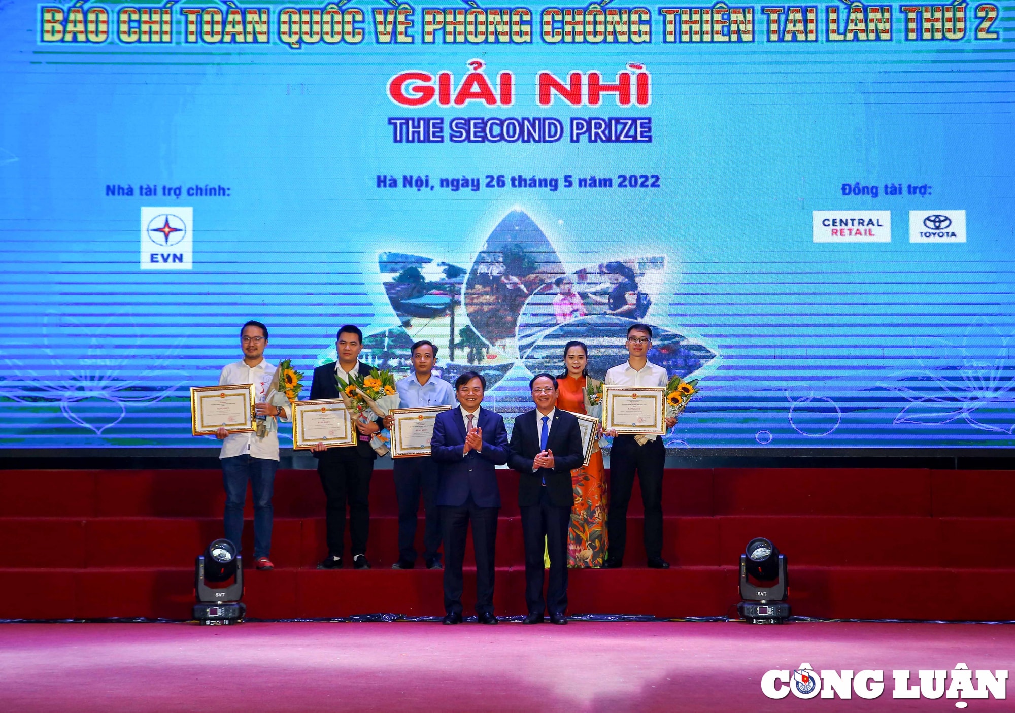 ton vinh cac tac pham phan anh chan thuc hien trang tac dong dien bien cua thien tai hinh 2