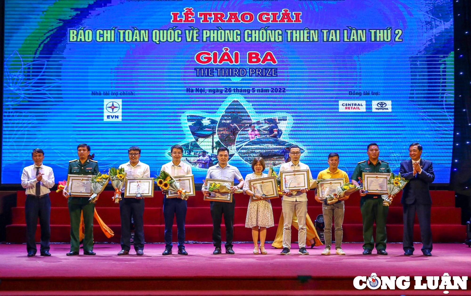 ton vinh cac tac pham phan anh chan thuc hien trang tac dong dien bien cua thien tai hinh 3