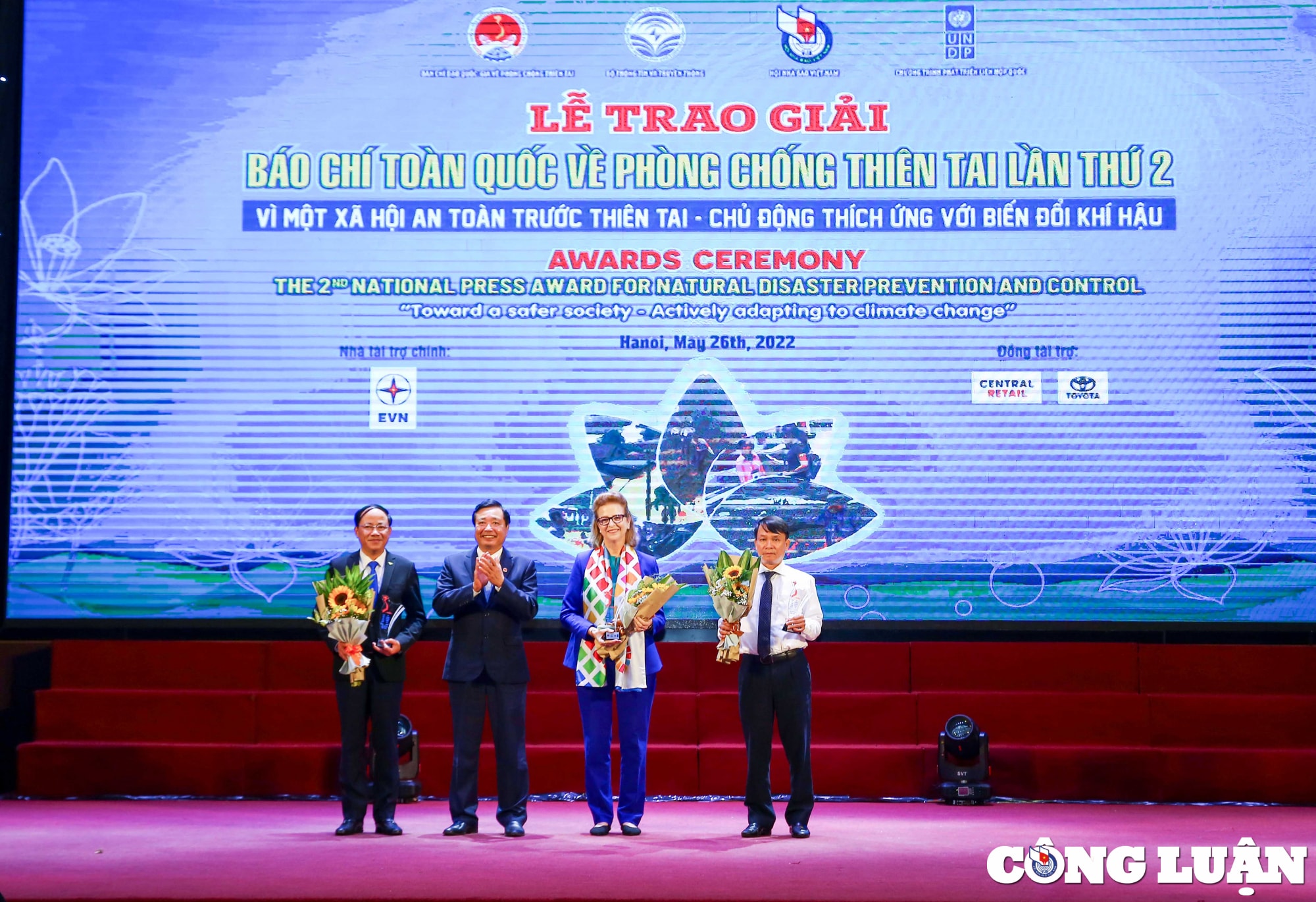 ton vinh cac tac pham phan anh chan thuc hien trang tac dong dien bien cua thien tai hinh 6