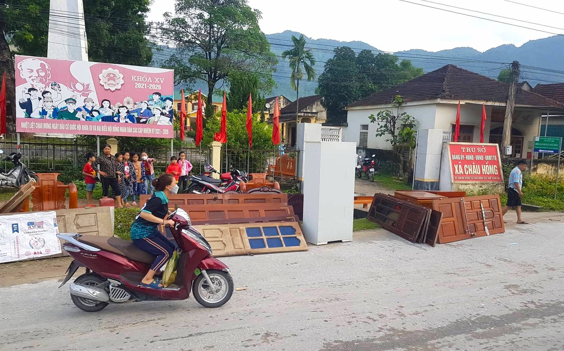 ho sut lun khung xuat hien duoi nen nha sau mot tieng no lon hinh 3