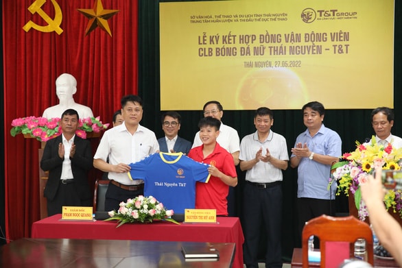 bong da nu viet nam lan dau tien co tien lot tay cau thu hinh 1