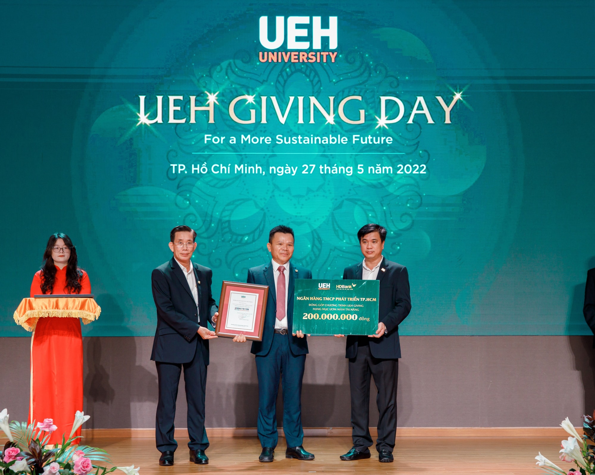 hdbank tang hoc bong cho sinh vien dai hoc kinh te tphcm vi tuong lai phat trien ben vung hinh 1