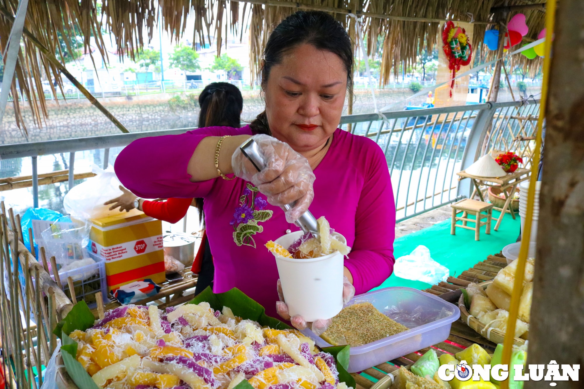 ron rang khai mac tuan le trai cay tren ben duoi thuyen tai tp hcm hinh 2