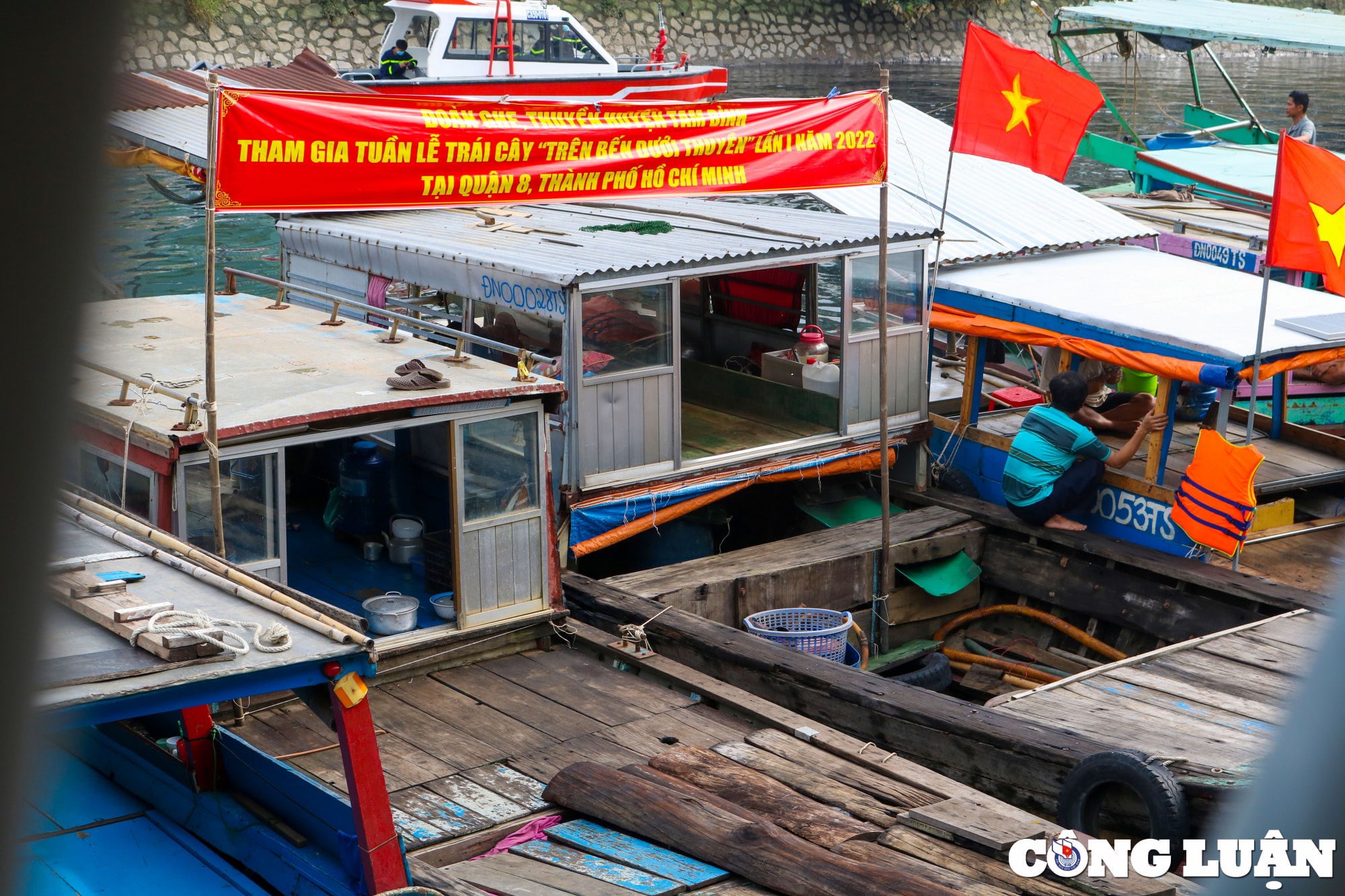 ron rang khai mac tuan le trai cay tren ben duoi thuyen tai tp hcm hinh 6