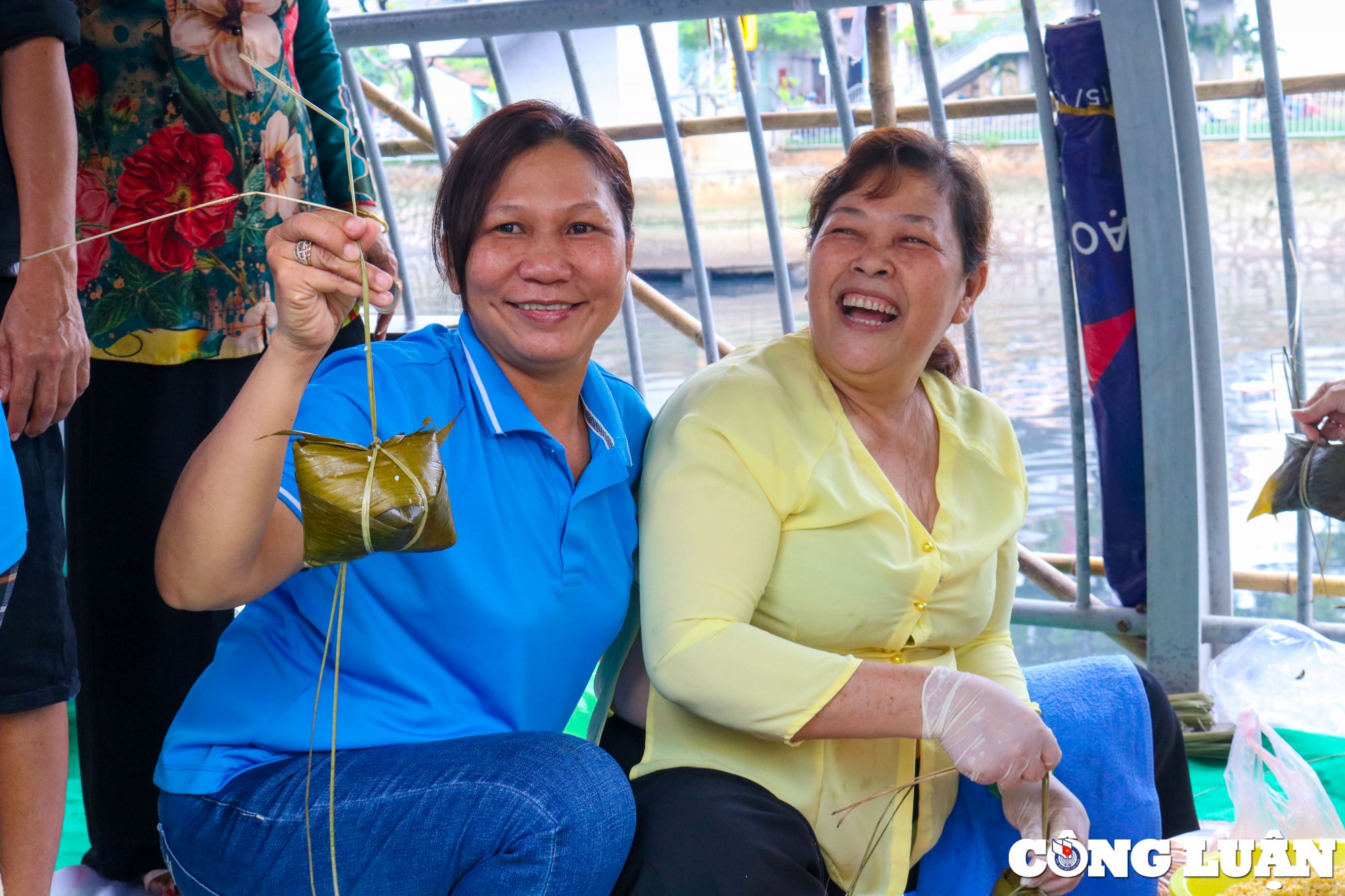 ron rang khai mac tuan le trai cay tren ben duoi thuyen tai tp hcm hinh 11