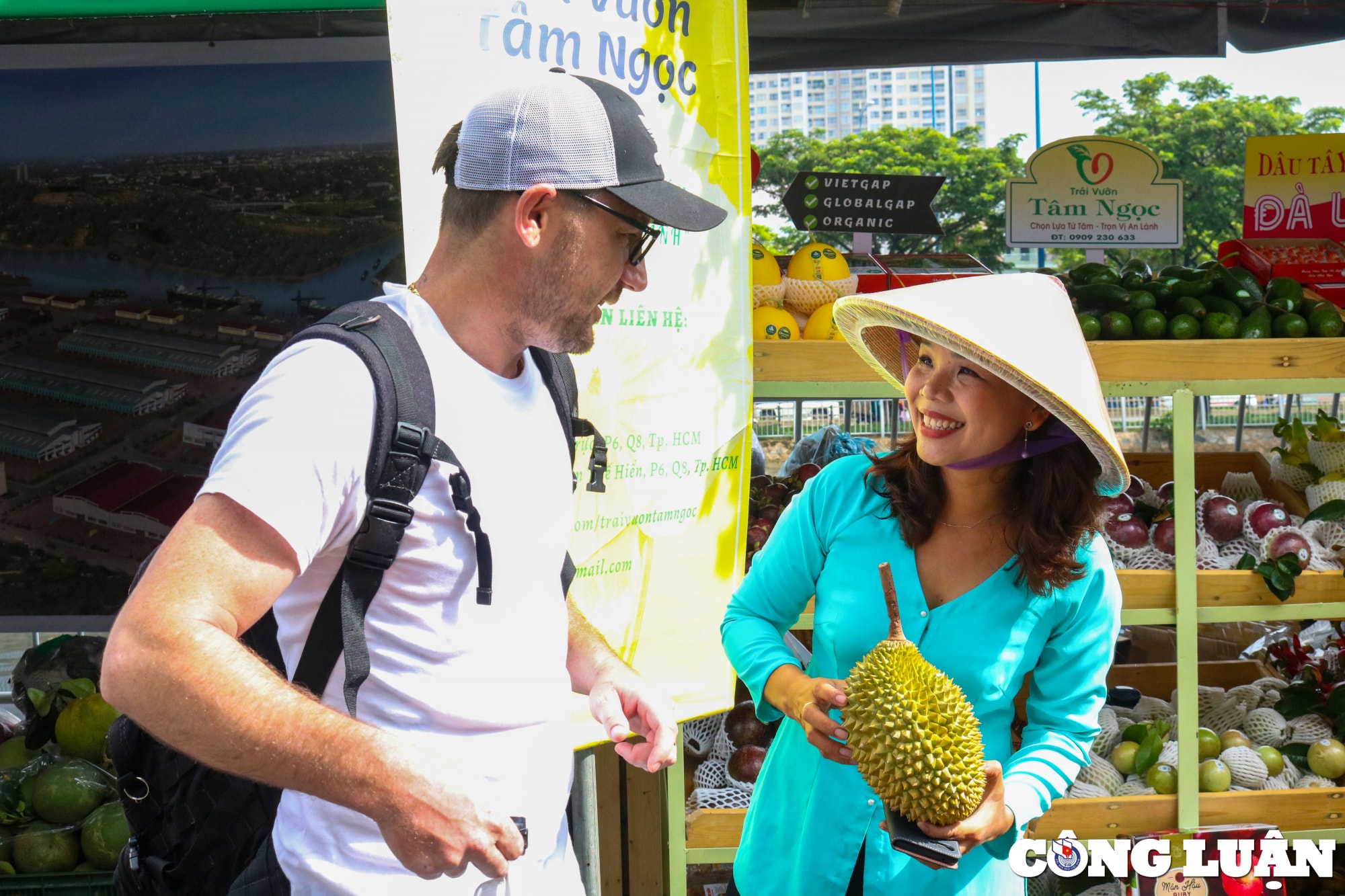ron rang khai mac tuan le trai cay tren ben duoi thuyen tai tp hcm hinh 15