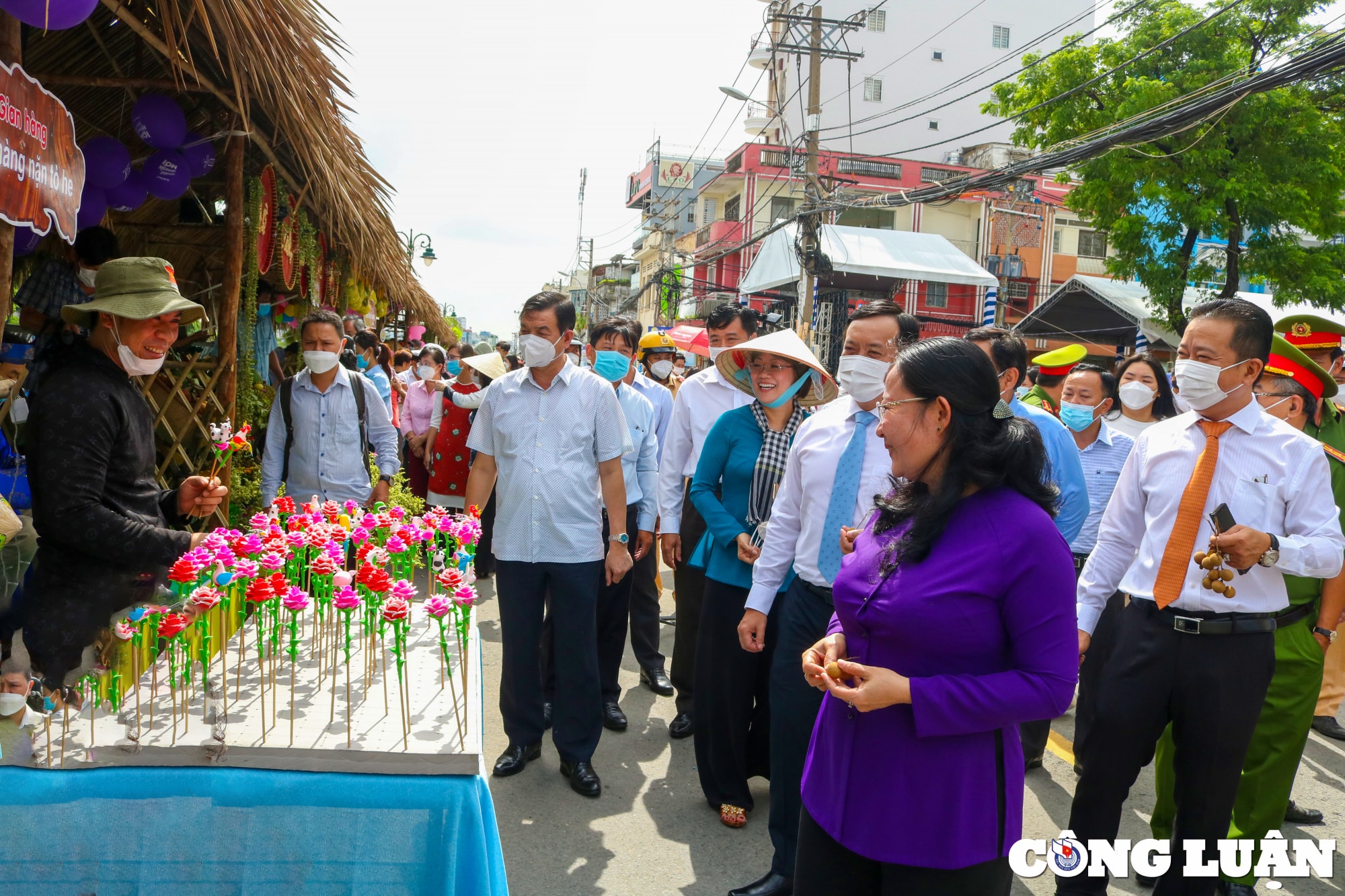 ron rang khai mac tuan le trai cay tren ben duoi thuyen tai tp hcm hinh 17