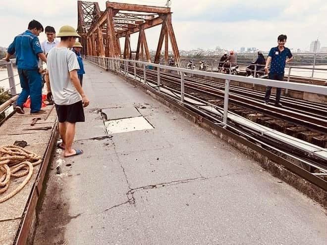 khac phuc lo thung lon tren cau long bien ha noi hinh 2