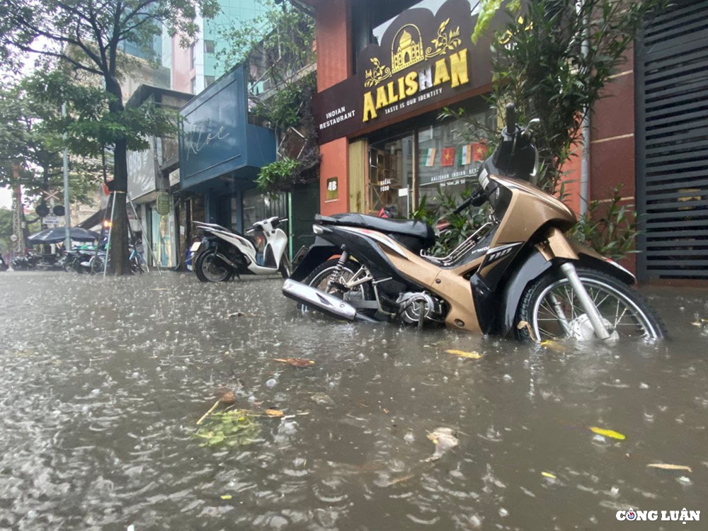mua to bat thuong lam nhieu duong pho ha noi chim sau trong bien nuoc hinh 11
