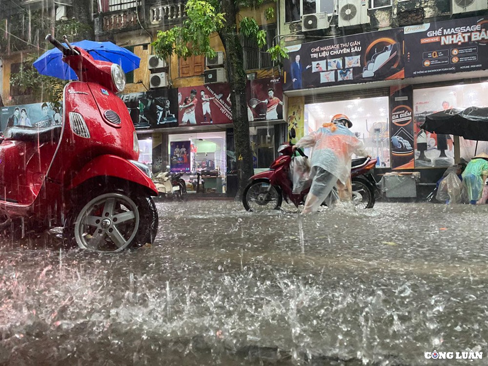 mua to bat thuong lam nhieu duong pho ha noi chim sau trong bien nuoc hinh 10