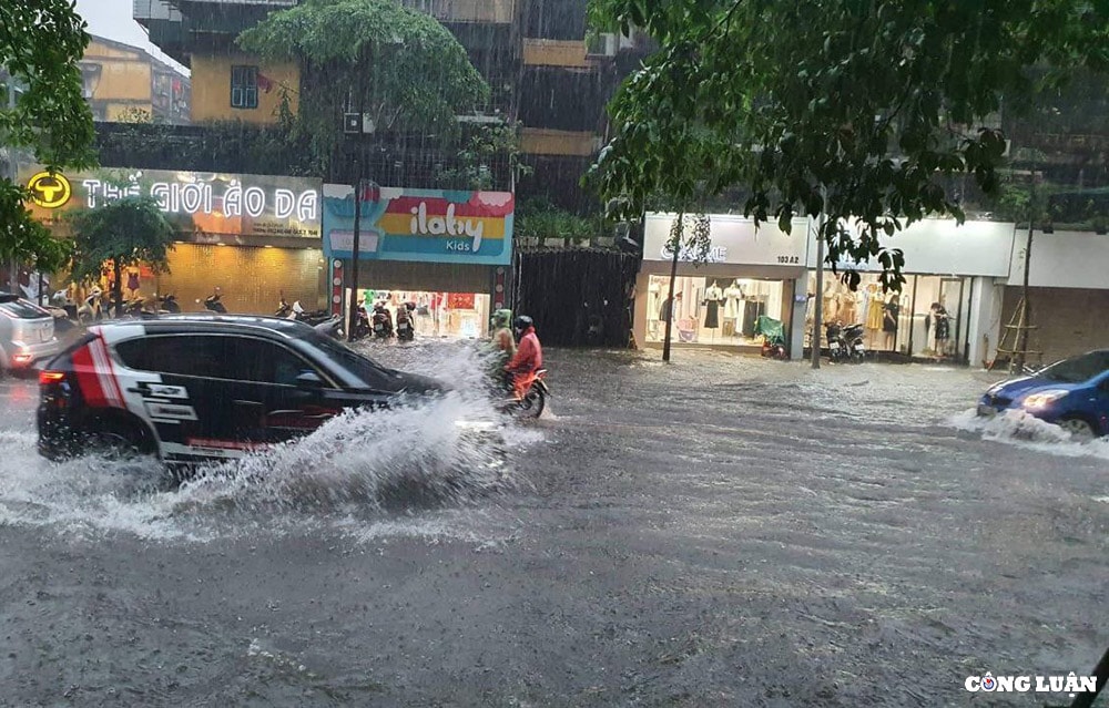mua to bat thuong lam nhieu duong pho ha noi chim sau trong bien nuoc hinh 8