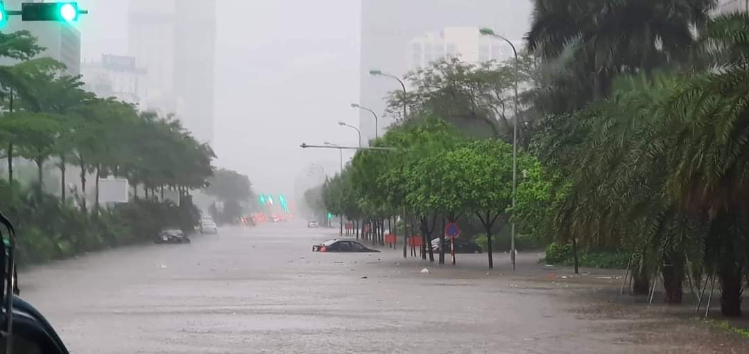 mua to bat thuong lam nhieu duong pho ha noi chim sau trong bien nuoc hinh 1
