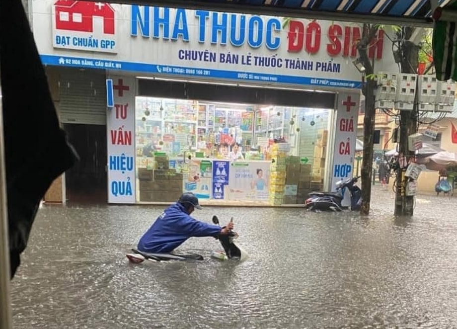 mua to bat thuong lam nhieu duong pho ha noi chim sau trong bien nuoc hinh 7