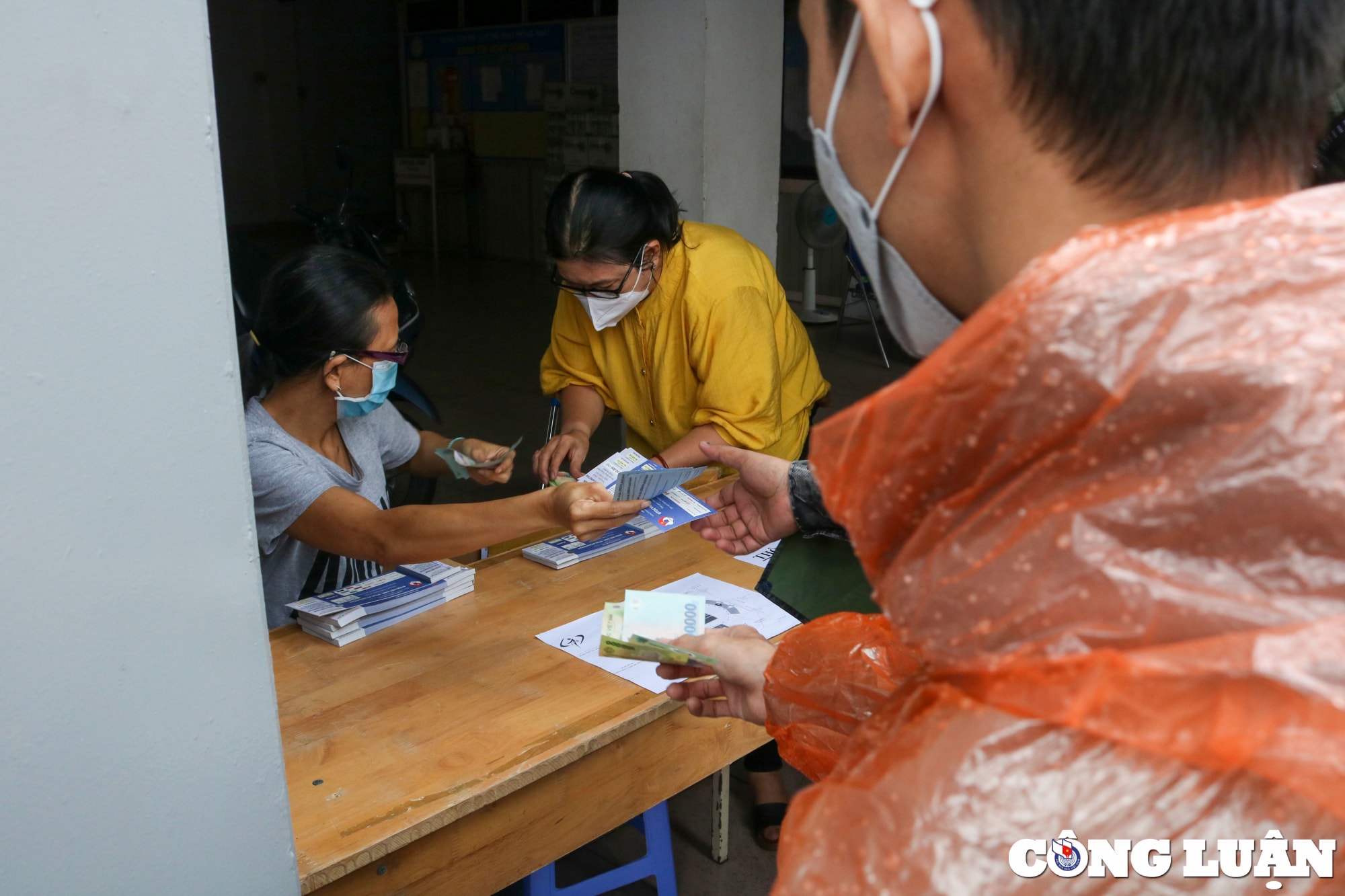 nguoi dan doi mua xep hang dai cho mua ve tran dau giao huu giua tuyen viet nam afghanistan hinh 14
