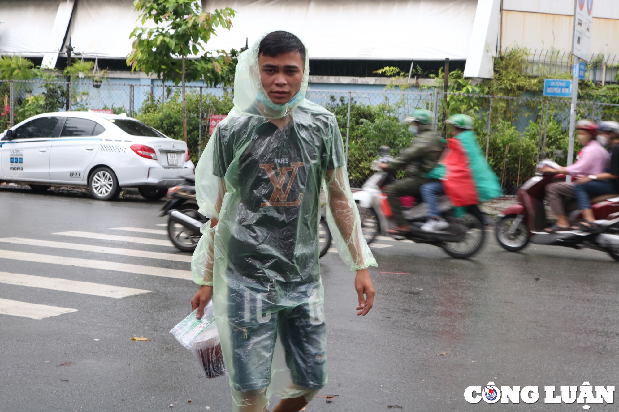 nguoi dan doi mua xep hang dai cho mua ve tran dau giao huu giua tuyen viet nam afghanistan hinh 11