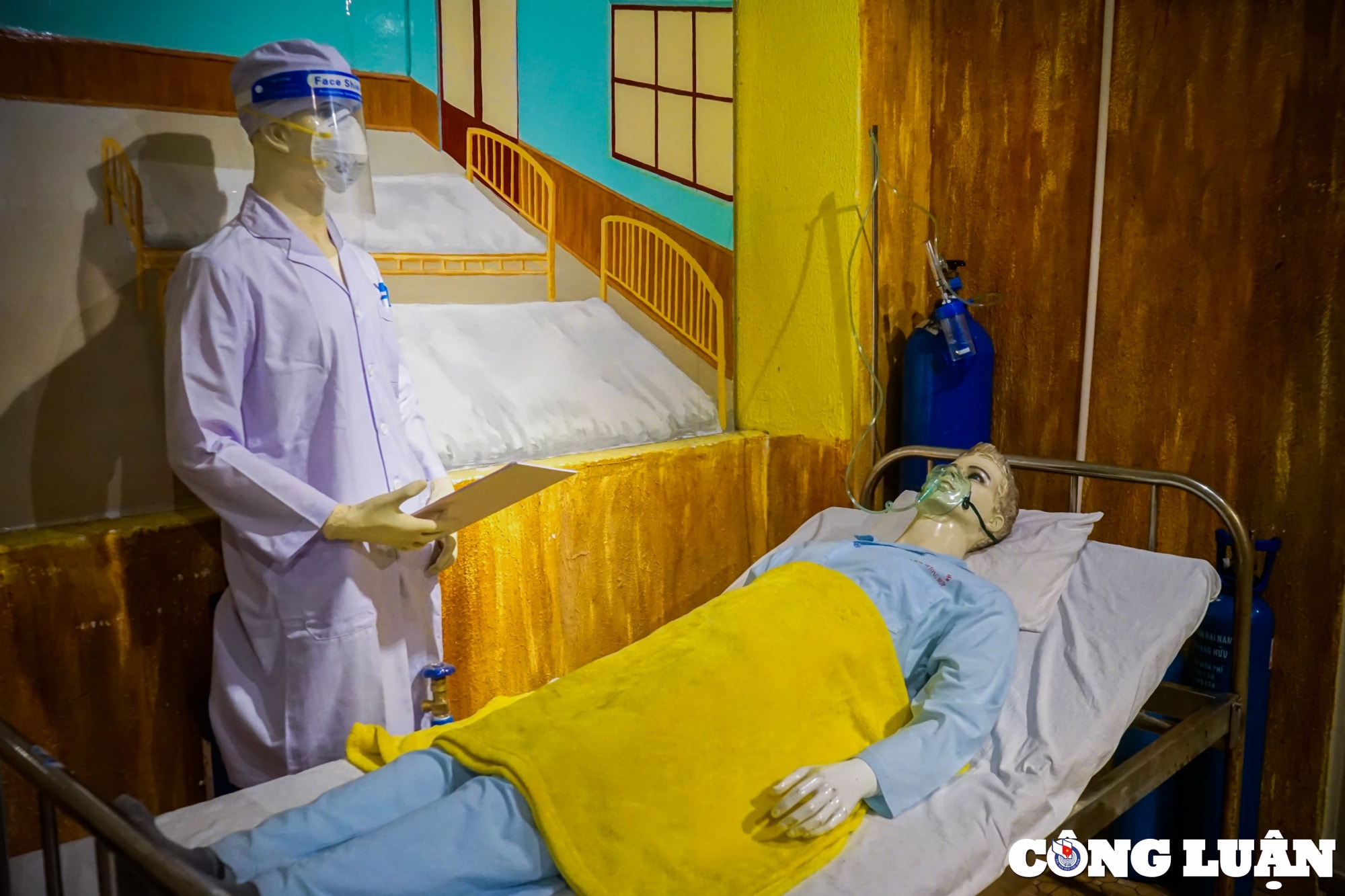 xuc dong voi hinh anh chong dich duoc tai hien du day tai quan ca phe o tp hcm hinh 9