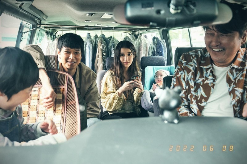 iu  tu tay ngang lan san den tan binh dien anh dau tien giat giai cannes hinh 2
