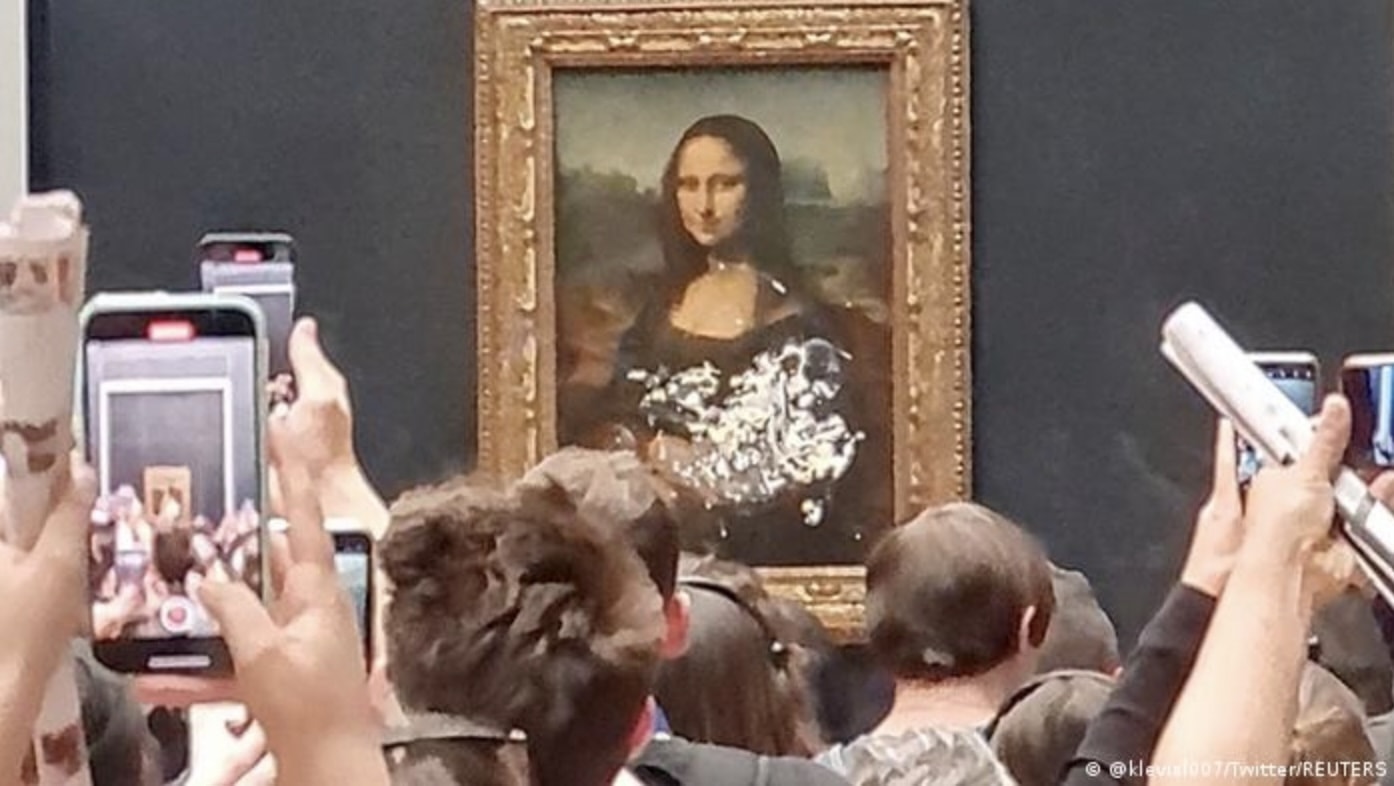 khach tham quan bao tang louvre nem banh vao tranh mona lisa hinh 1