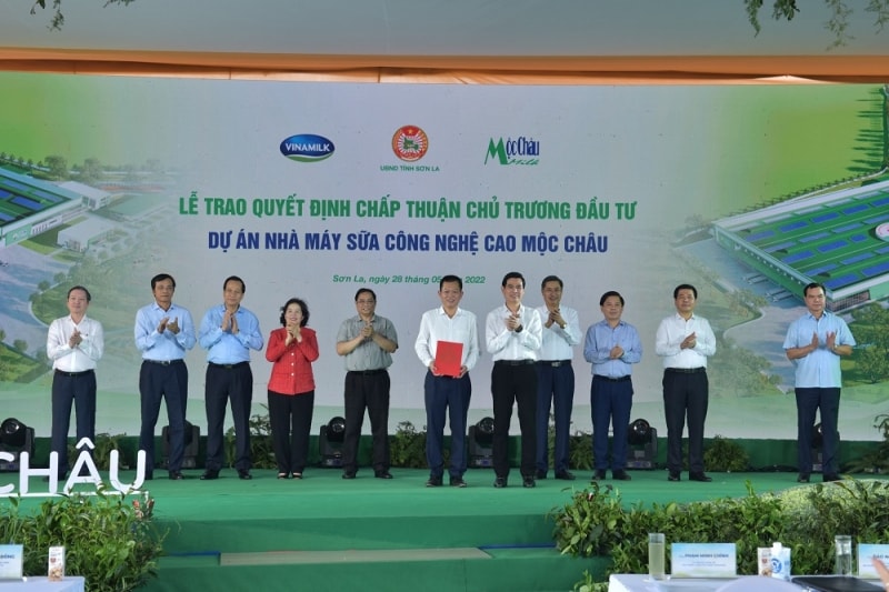 moc chau milk va vinamilk chinh thuc ra mat va khoi cong du an to hop thien duong sua moc chau hinh 4