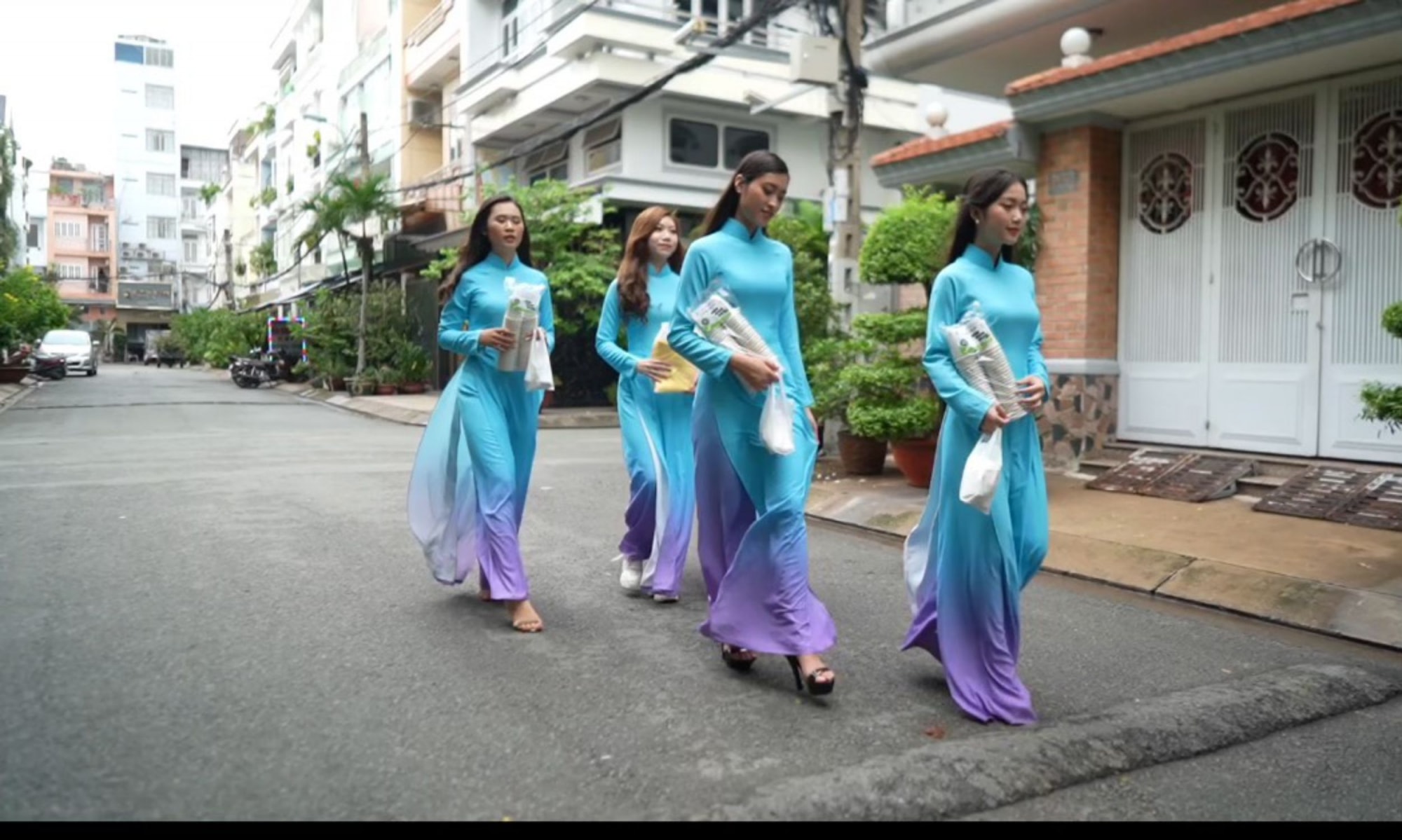 thi sinh hoa hau moi truong viet nam soi noi tham gia hoat dong thien nguyen hinh 1