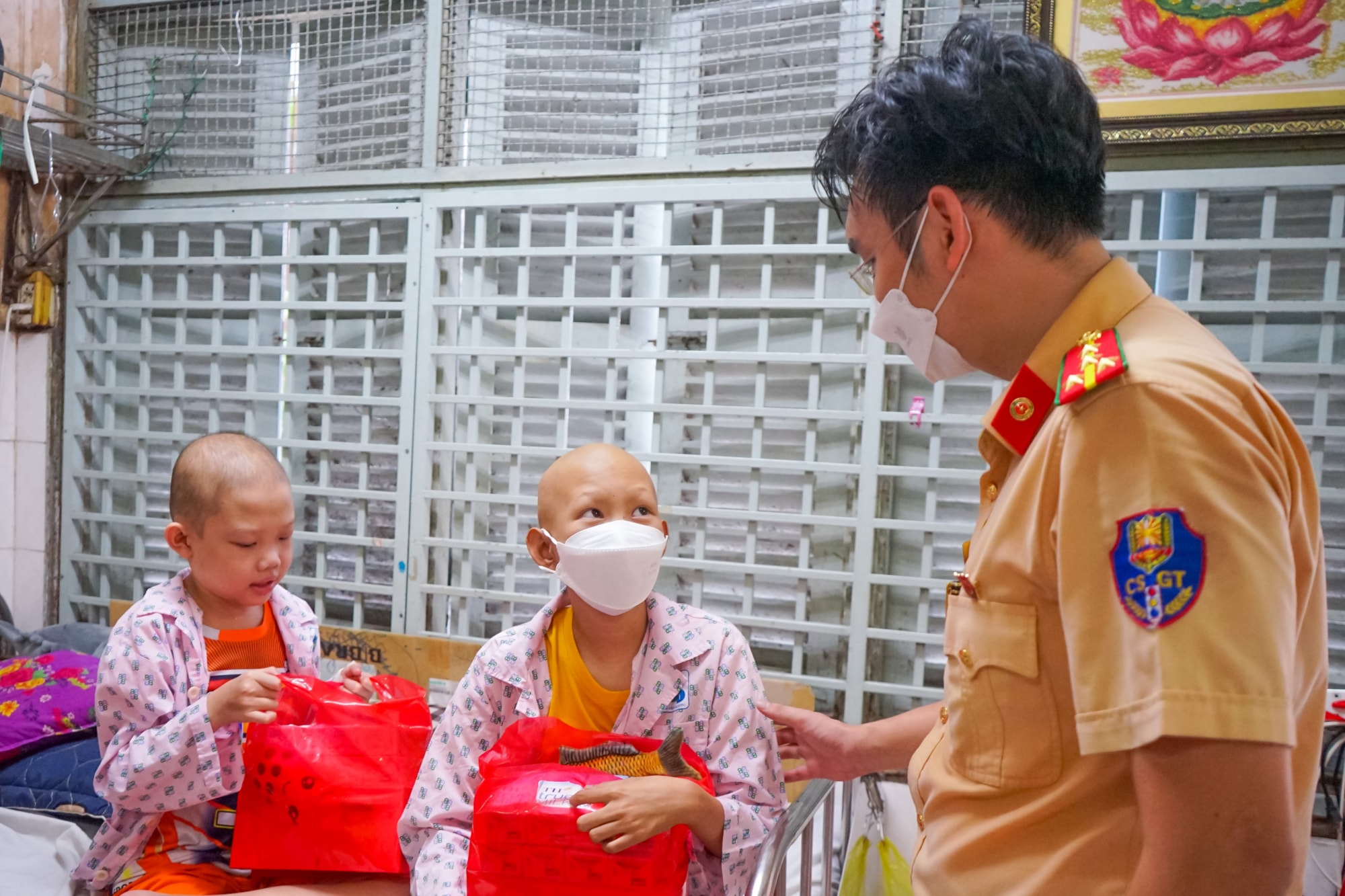 xuc dong voi hinh anh chien si csgt tang qua cho cac benh nhi nhan dip quoc te thieu nhi hinh 2