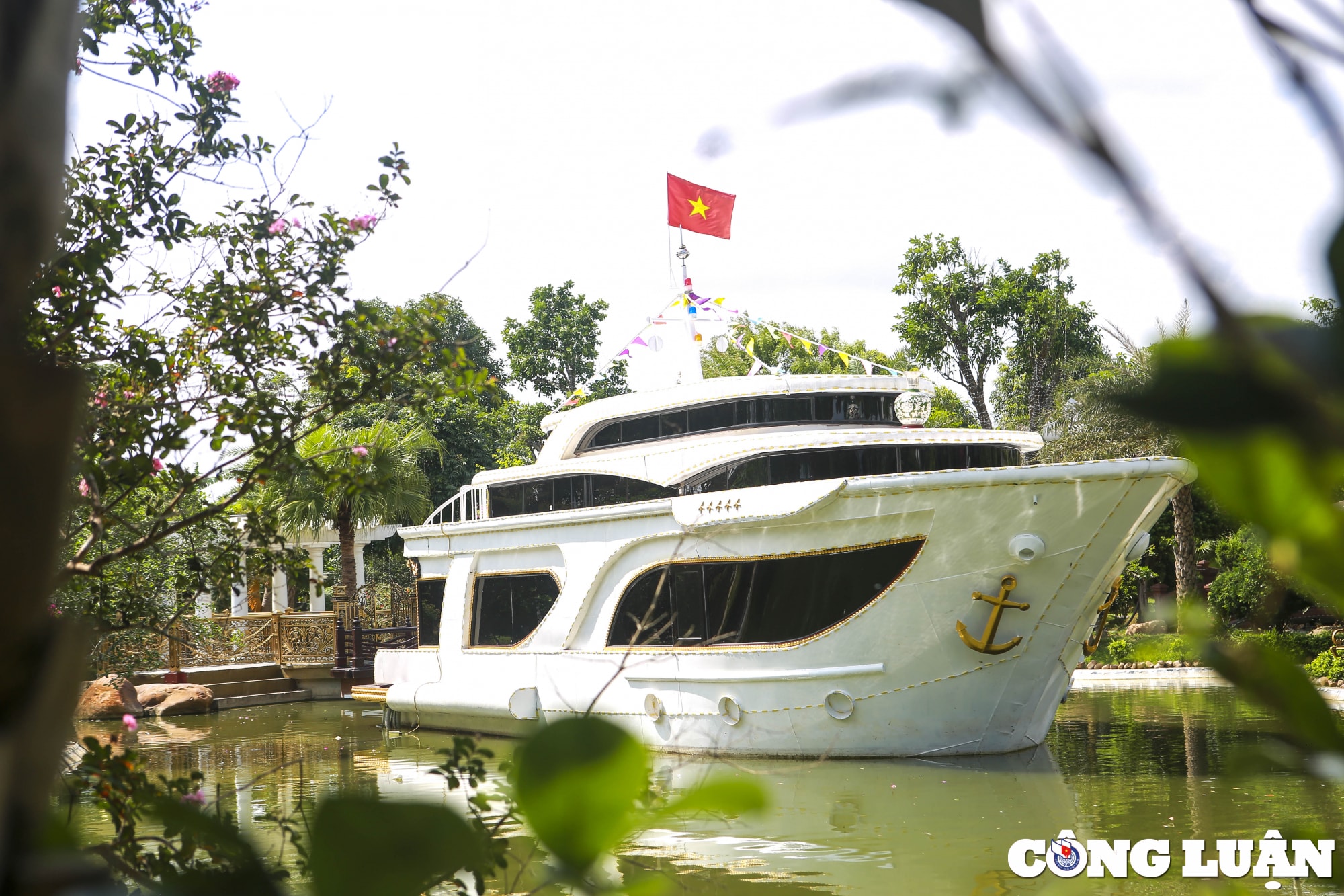 can canh cong vien cua dai gia buon lon co truc thang du thuyen tuong dat vang hinh 10