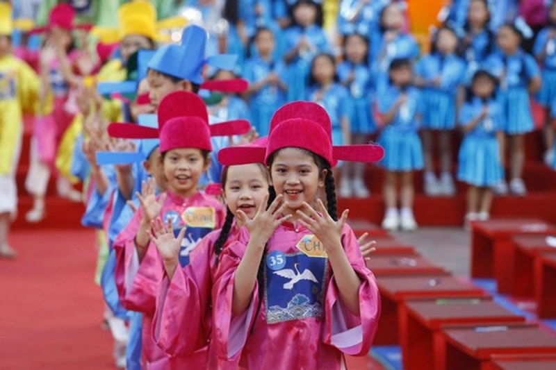 50 trang nguyen nhi dua tai tai van mieu  quoc tu giam hinh 2