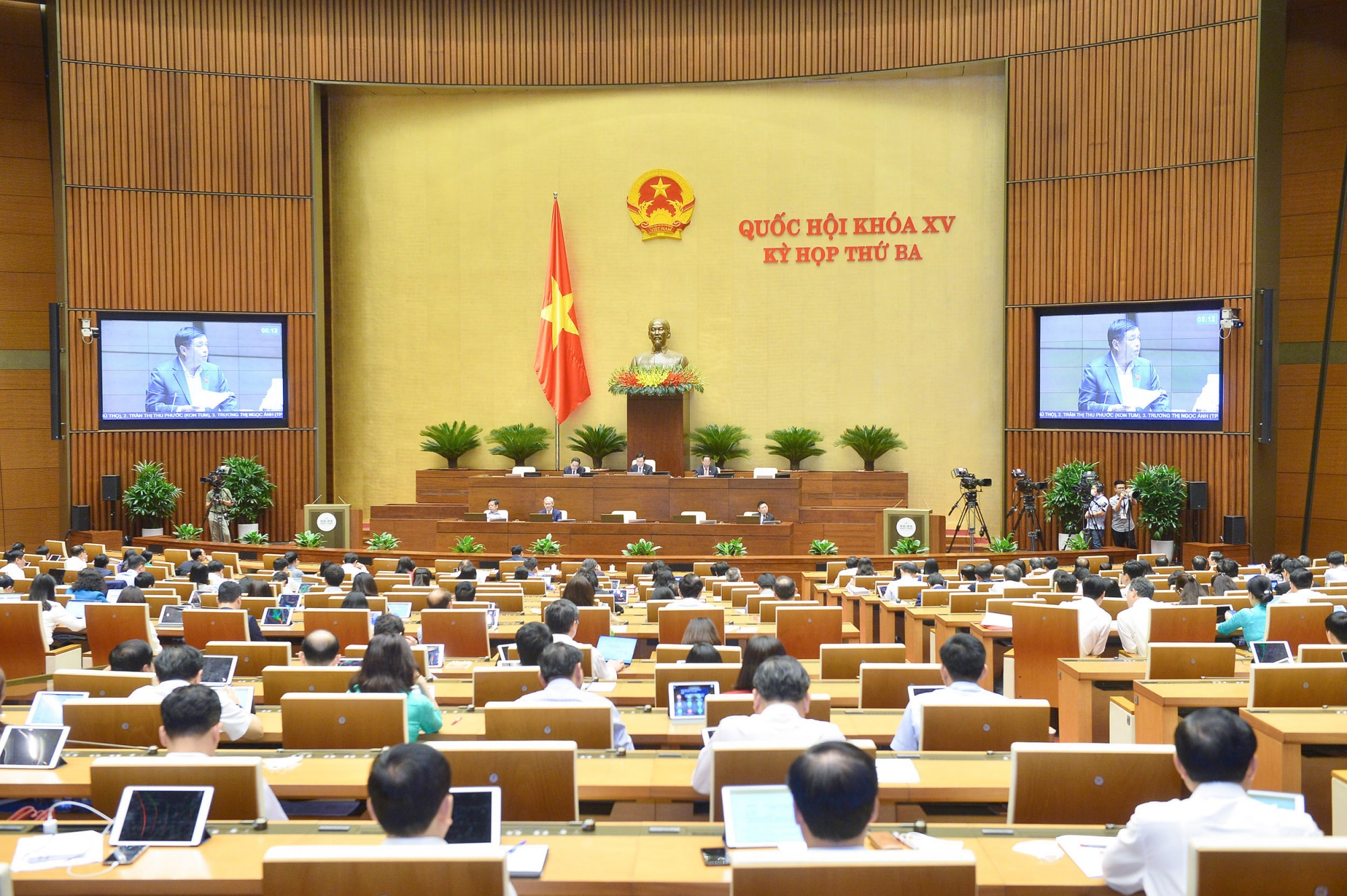 can tang cuong y thuc tiet kiem chong lang phi trong viec mua sach giao khoa hinh 2