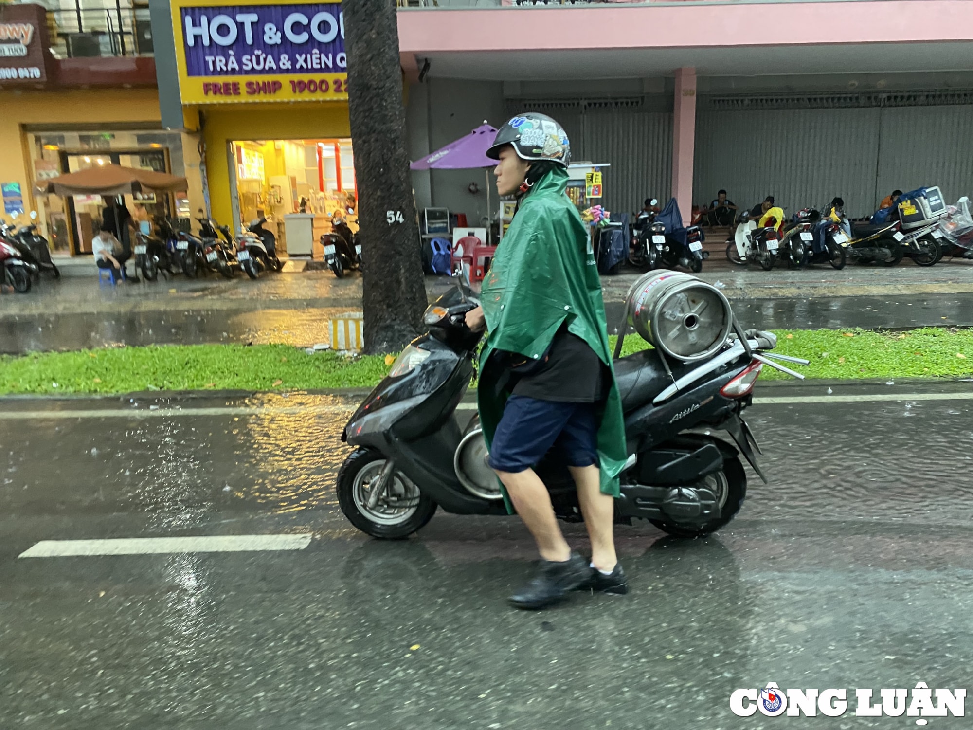 mua lon nhieu gio duong sa trung tam tp hcm ngap nang nuoc chay xiet hinh 17