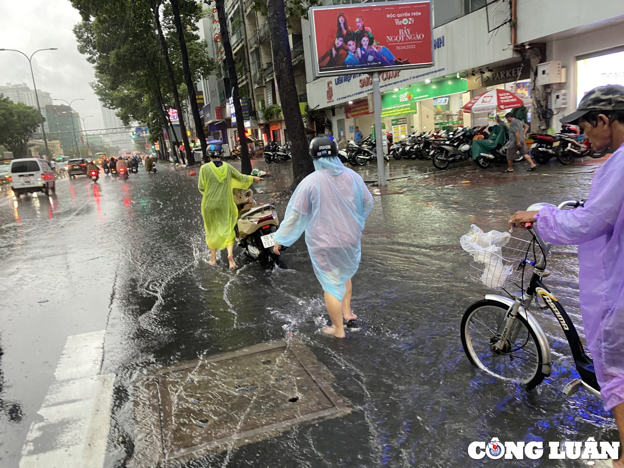 mua lon nhieu gio duong sa trung tam tp hcm ngap nang nuoc chay xiet hinh 16