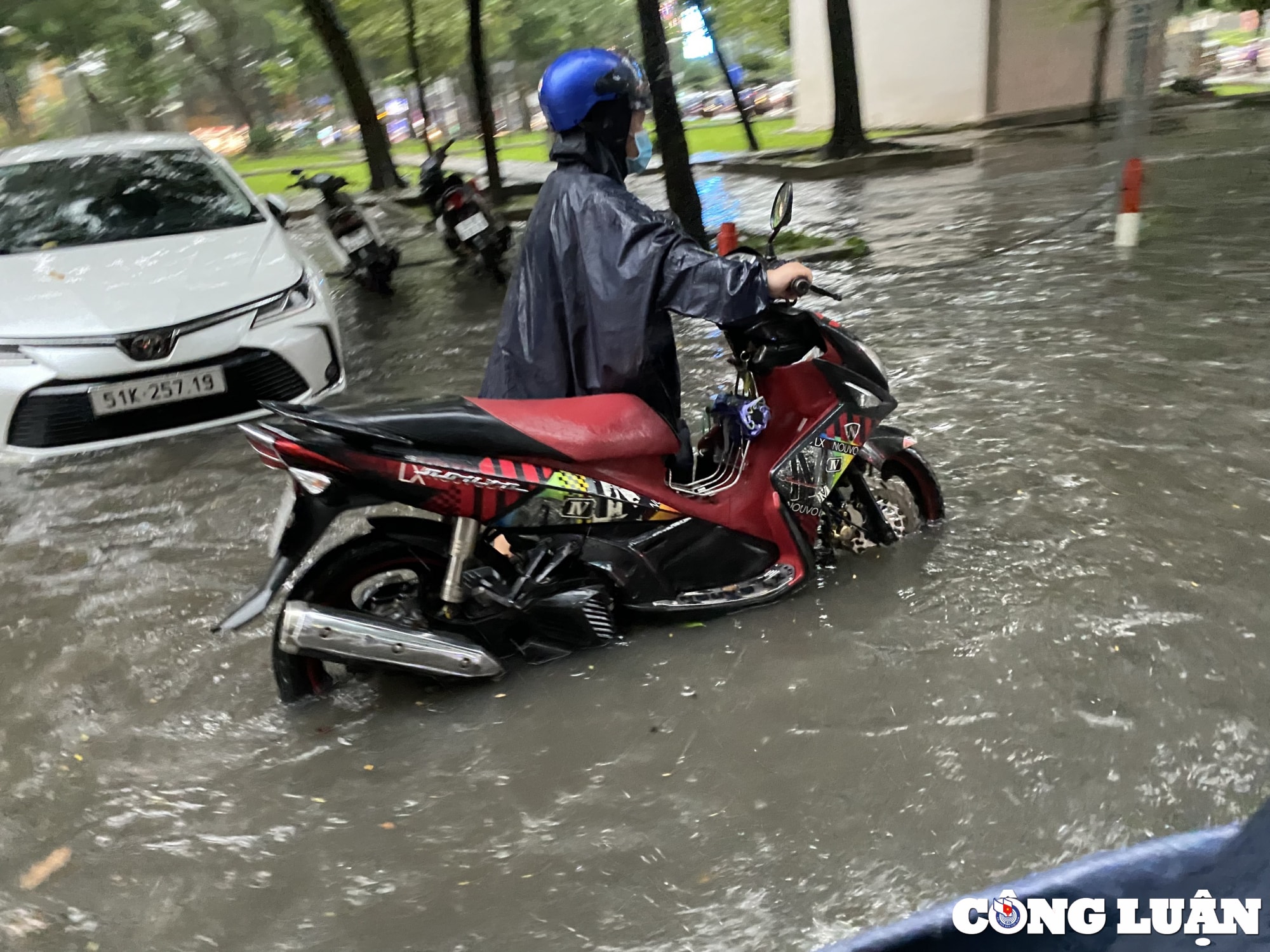 mua lon nhieu gio duong sa trung tam tp hcm ngap nang nuoc chay xiet hinh 8