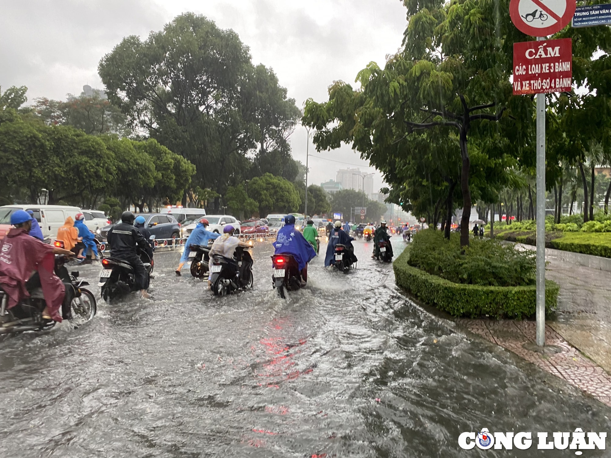mua lon nhieu gio duong sa trung tam tp hcm ngap nang nuoc chay xiet hinh 1
