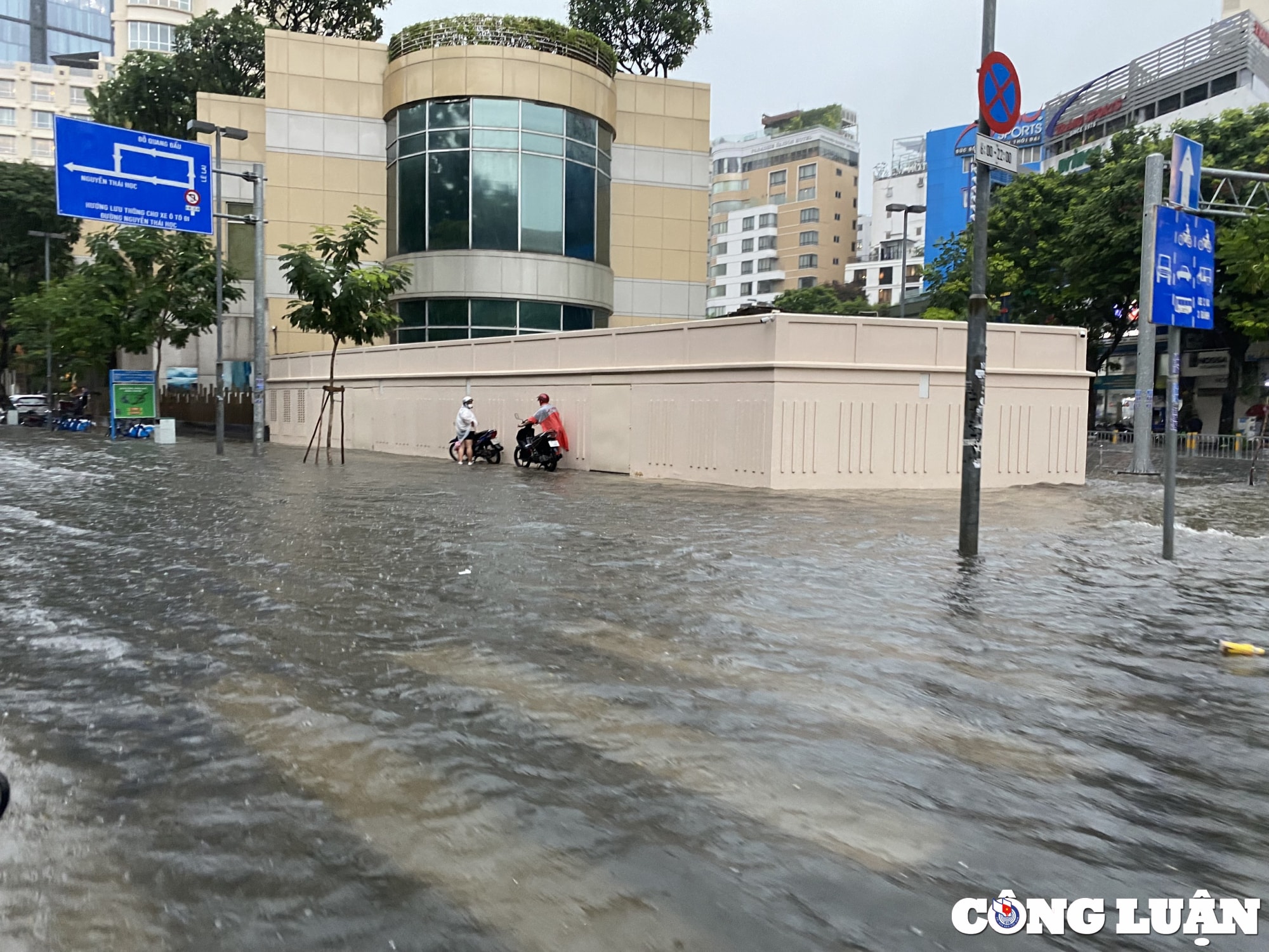 mua lon nhieu gio duong sa trung tam tp hcm ngap nang nuoc chay xiet hinh 13