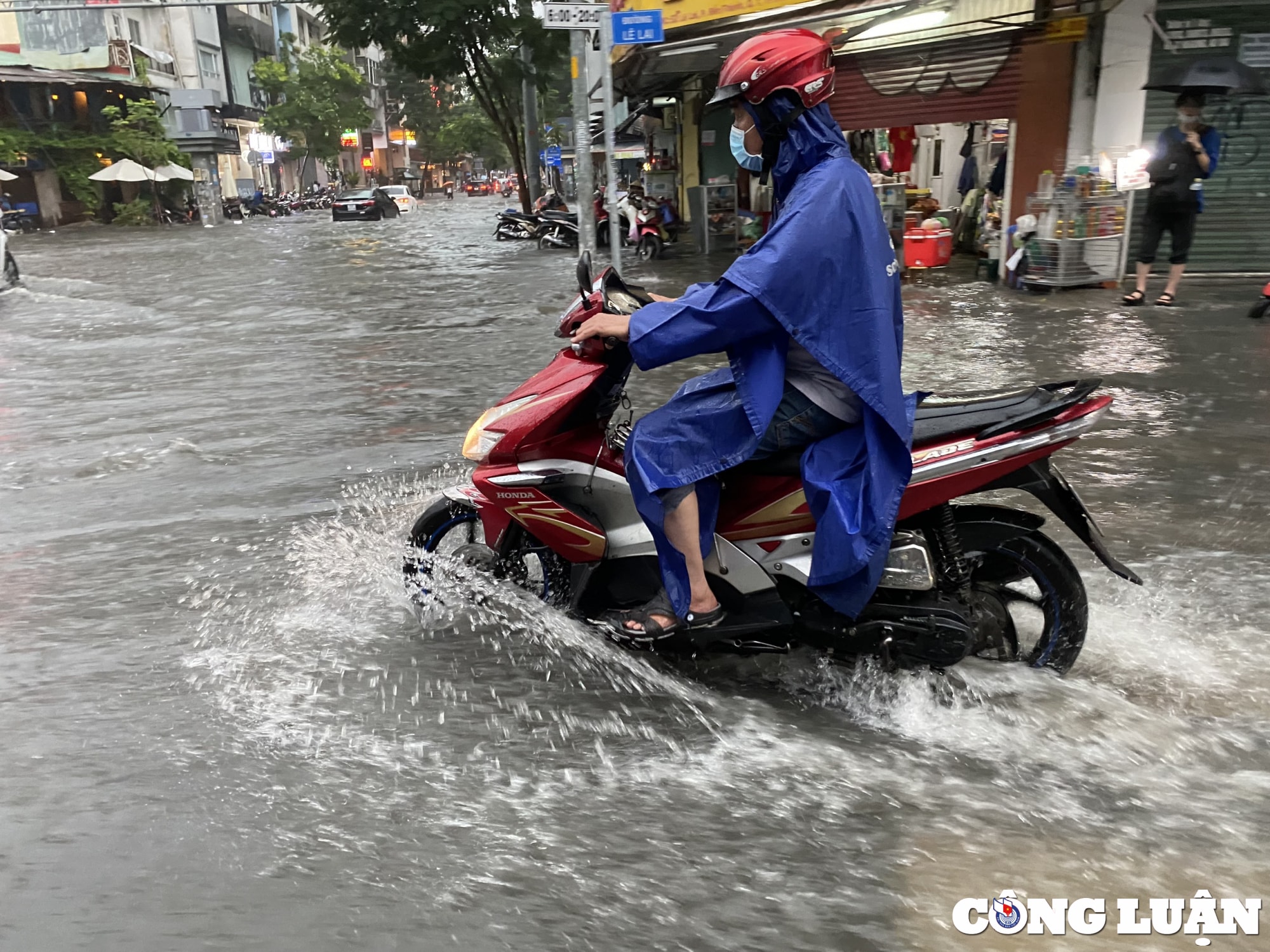 mua lon nhieu gio duong sa trung tam tp hcm ngap nang nuoc chay xiet hinh 4